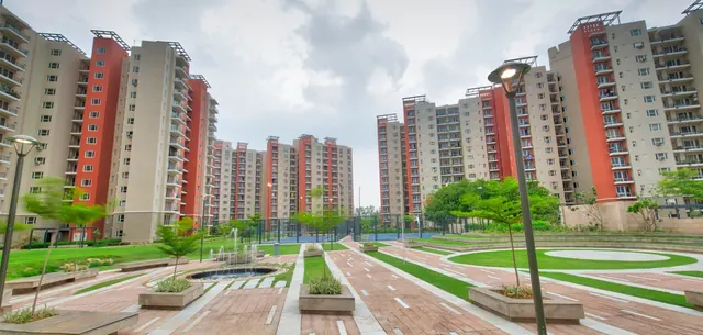 Mahindra Aura - central landscaped boulevard (real photo) thumbnail